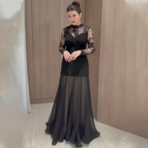 فستان أسود بالكامل