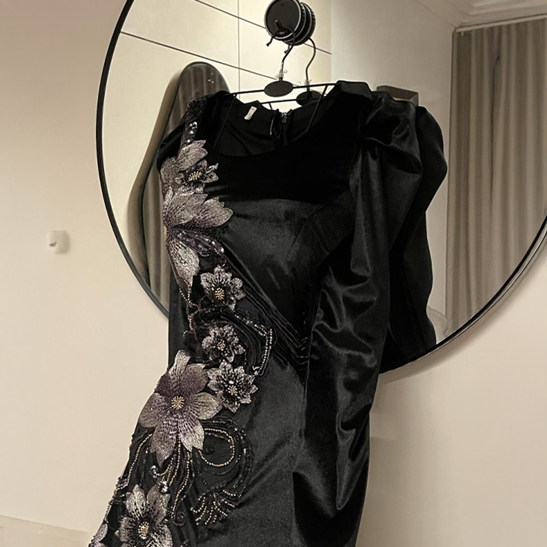 فستان مخملي اسود مطرز - الصورة 2