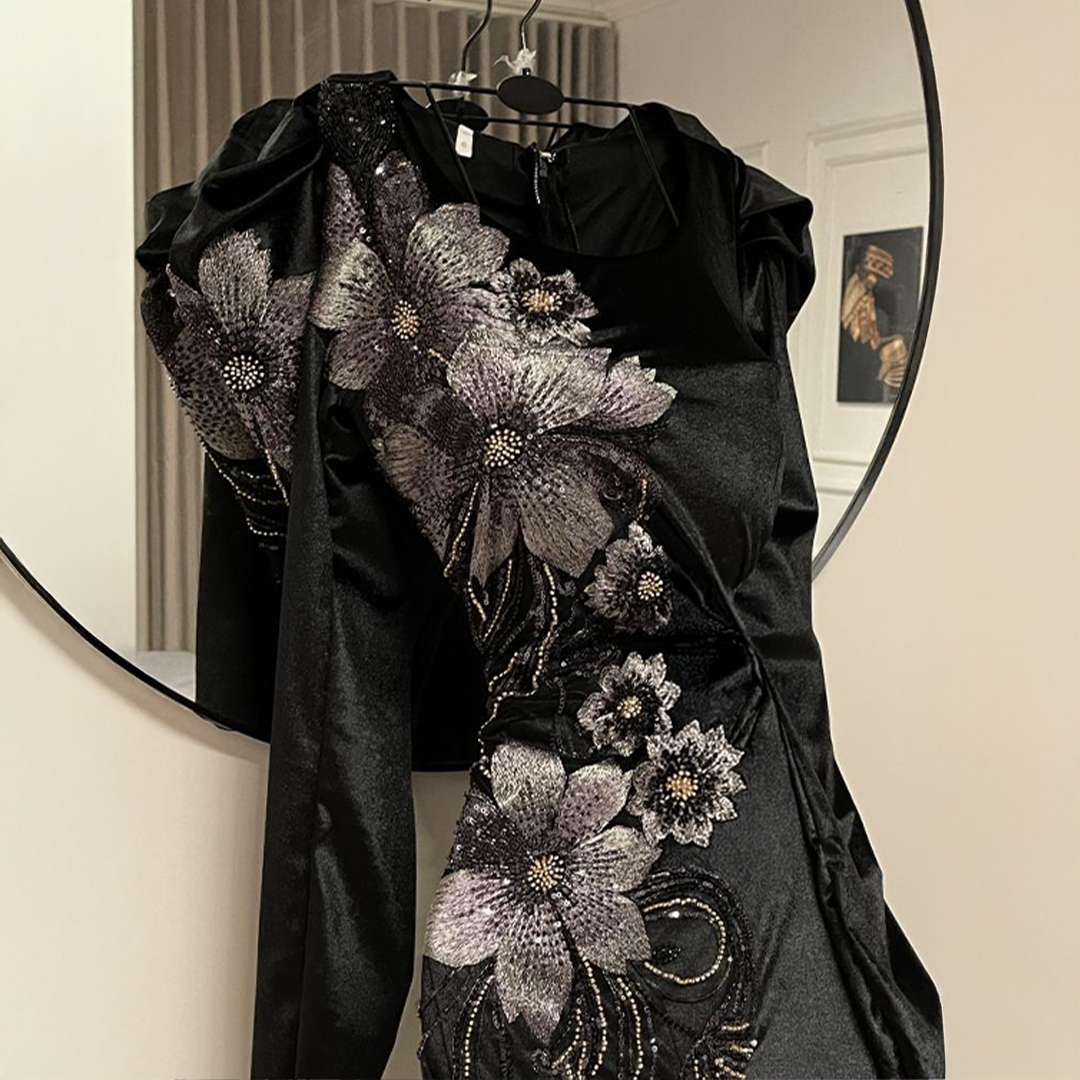 فستان مخملي اسود مطرز - الصورة 3