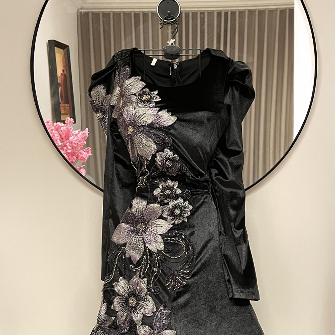 فستان مخملي اسود مطرز - الصورة 4
